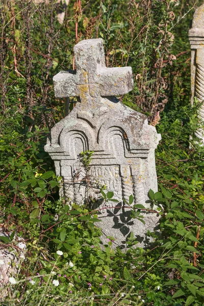 Velhas sepulturas ortodoxas de pedra e cruzes — Fotografia de Stock