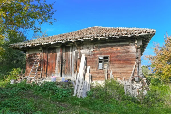 Vecchia casa in Serbia centrale — Foto Stock