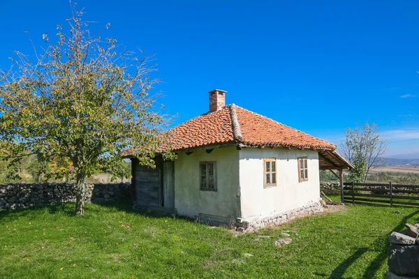 Starý dům v centrálním Srbsku — Stock fotografie