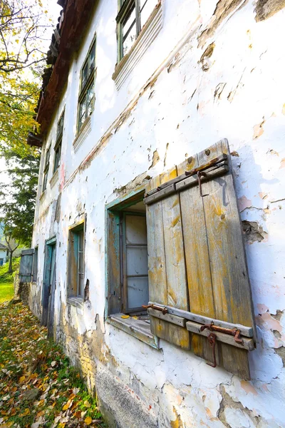 Vecchia casa abbandonata in Serbia — Foto Stock