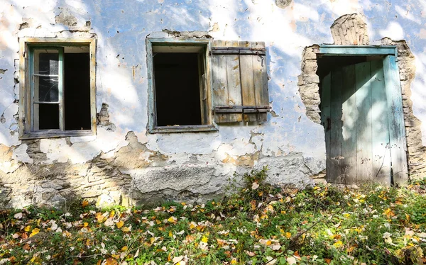 세르비아에 있는 오래 된 버려진된 집 — 스톡 사진