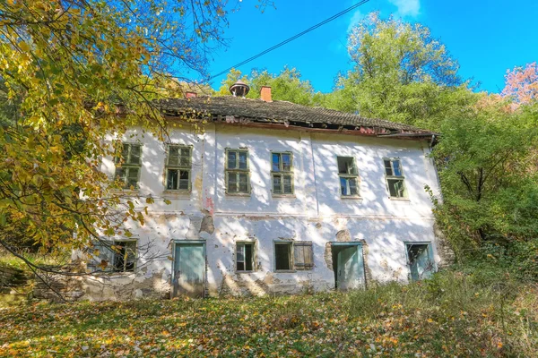 Starý opuštěný dům v Srbsku — Stock fotografie