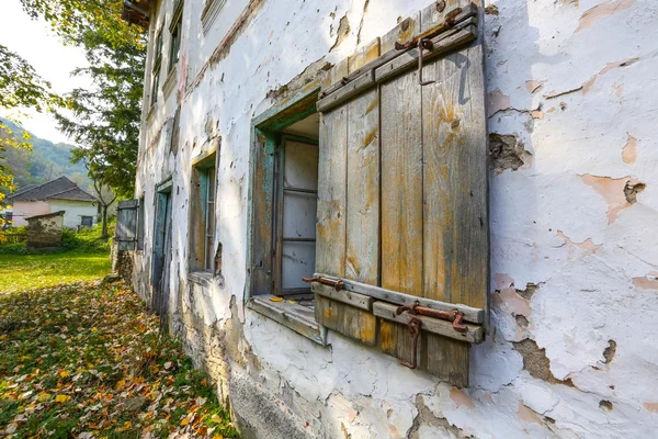 Παλιό εγκαταλελειμμένο σπίτι στη Σερβία — Φωτογραφία Αρχείου