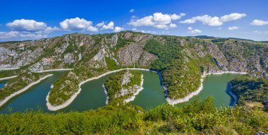 Sırbistan 'da Uvac nehrinin kırsalları