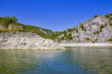 Sırbistan 'da Uvac nehrinin kırsalları