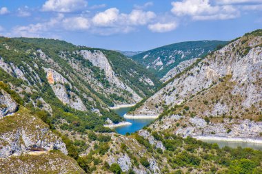 Sırbistan 'da Uvac nehrinin kırsalları