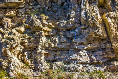 Kayalıklarda jeolojik çekiç