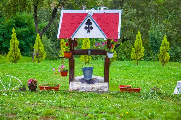 Liten Vattenbrunn Trädgården — Stockfoto