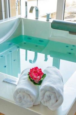 Havlular ve su Jakuzide Lily