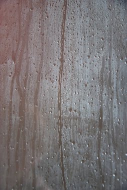 Buhar banyosu bardağına su damlıyor.