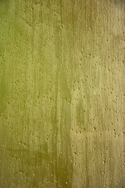 Buhar banyosu bardağına su damlıyor.