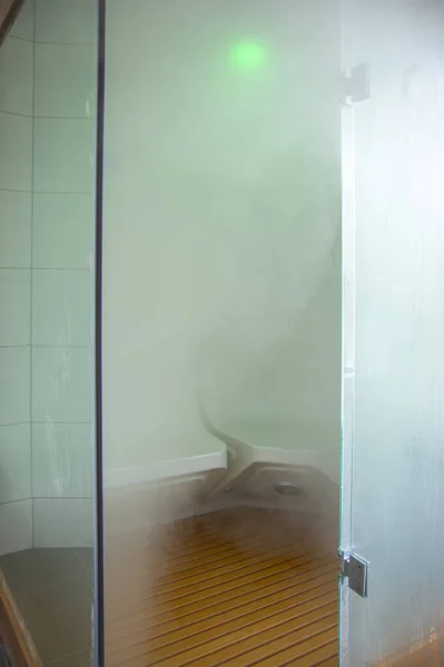 화장실에서의 현대식 증기욕 — 스톡 사진