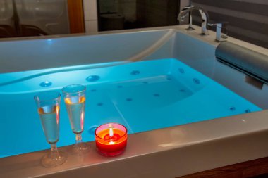 Küvette romantik bir gece.