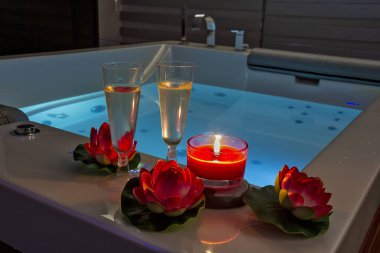 Küvette romantik bir gece.