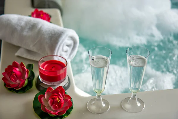 热浴缸上的香槟杯 — 图库照片