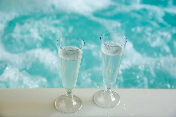Champagnergläser Auf Dem Whirlpool — Stockfoto