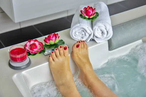 Fötter Med Röda Naglar Blötläggning Spa Bad — Stockfoto