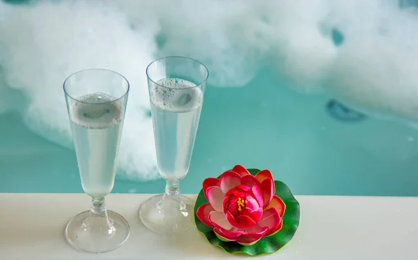 Champagnergläser Auf Dem Whirlpool — Stockfoto