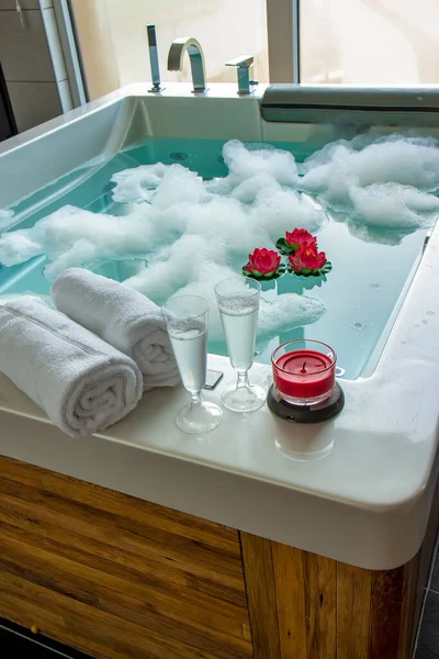 Champagne Glasses Hot Tub — Stock Photo, Image