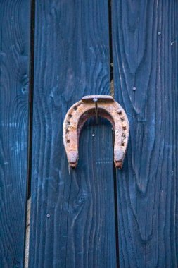 Mavi arka planda eski bir binek.