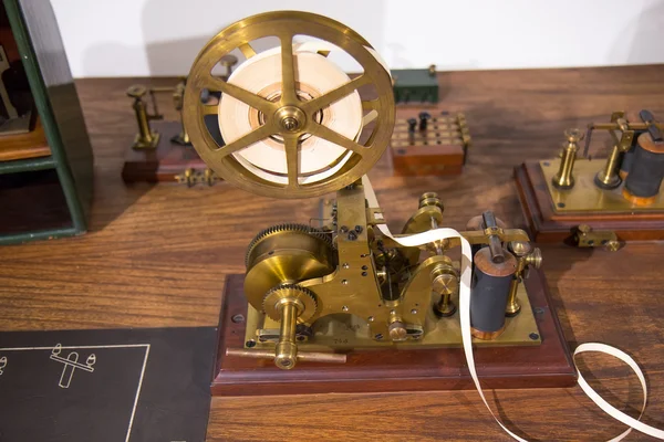 Винтажная телеграфная машина Морзе — стоковое фото