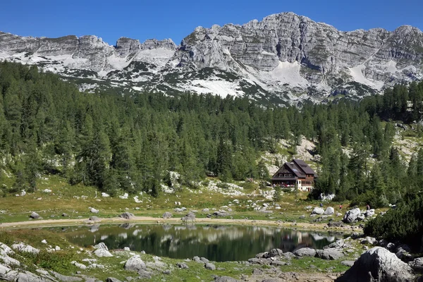 Rumah di gunung dekat danau — Stok Foto