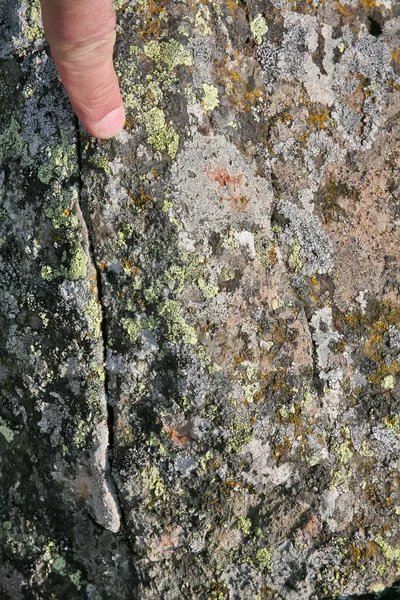 Rocha de basalto e dedo — Fotografia de Stock
