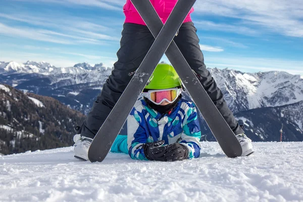 Menina na neve sob o esqui — Fotografia de Stock