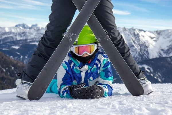 Menina na neve sob o esqui — Fotografia de Stock