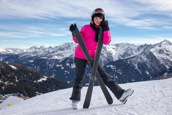 Jente med ski på snøen – stockfoto