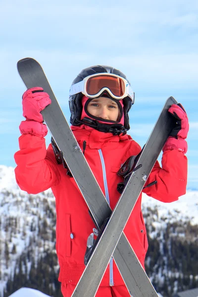 Menina com esqui na neve — Fotografia de Stock