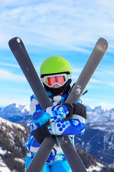 Menina com esqui na neve — Fotografia de Stock