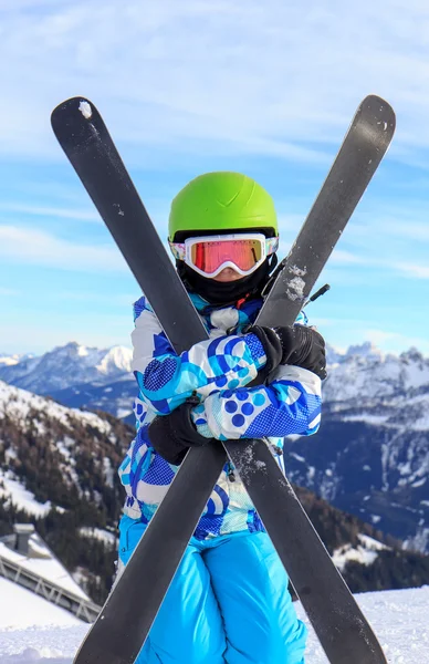 Flicka med skidor på snö — Stockfoto