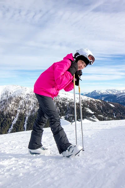 Meisje op de skipiste — Stockfoto