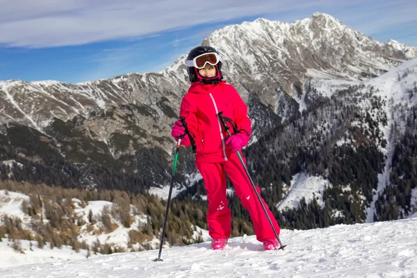 Fille sur la piste de ski — Photo