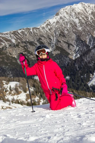 Menina na pista de esqui — Fotografia de Stock