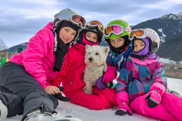 女孩与狗滑雪度假 — 图库照片