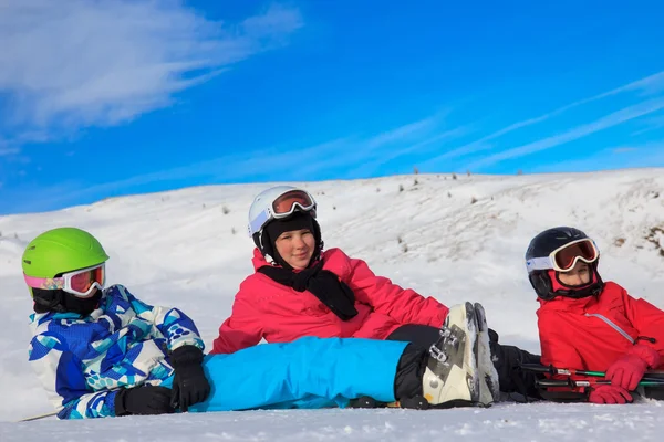 Kızlar üzerinde Kayak — Stok fotoğraf