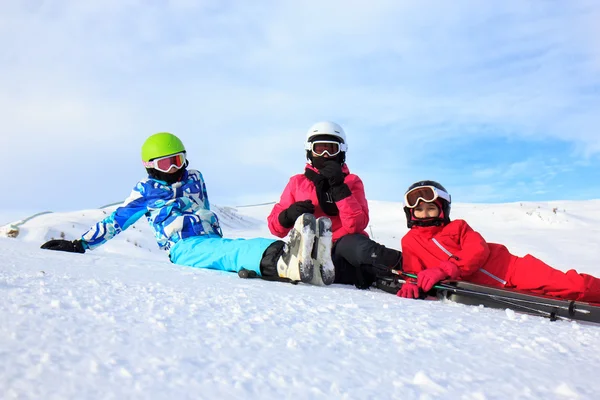 Mädchen auf den Skiern — Stockfoto