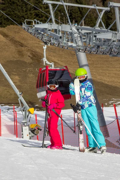 Kinder unter Skilift — Stockfoto