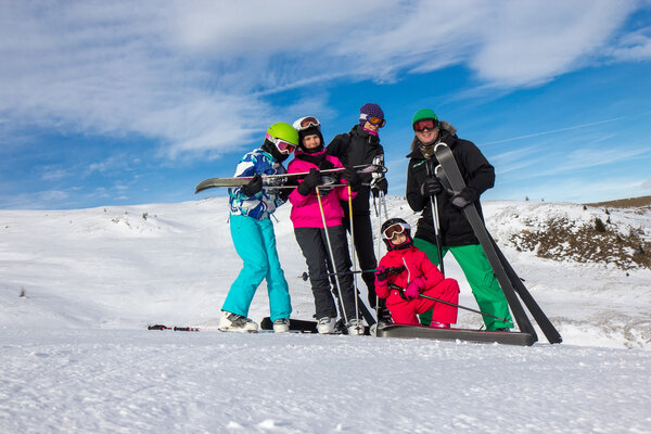 Семья на лыжном отдыхе
