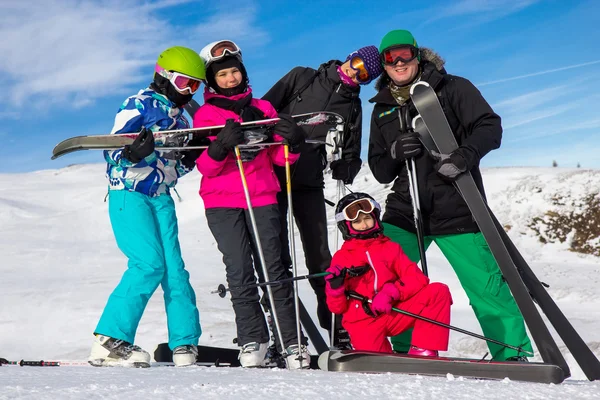 Família nas férias de esqui — Fotografia de Stock