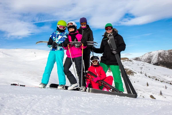 Familia en las vacaciones de esquí — Foto de Stock