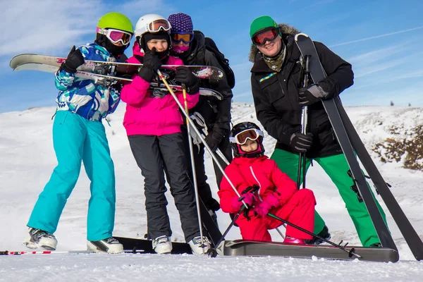 Familie im Skiurlaub — Stockfoto