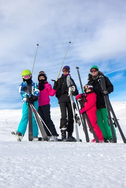 Familie op het skiën — Stockfoto