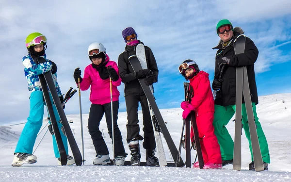 Familie op het skiën — Stockfoto