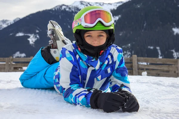 Chica acostada en la nieve — Foto de Stock