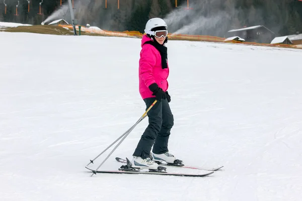 Girl skiing — Stock Photo, Image