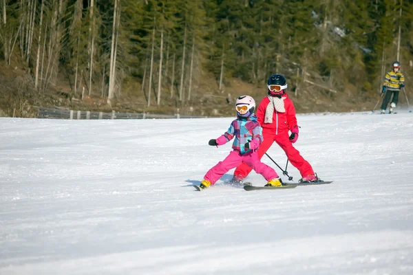 Tjejer på skida — Stockfoto