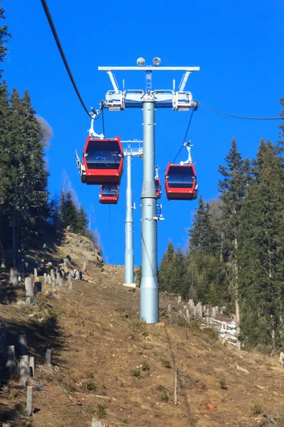 Röd kabel bil i bergen — Stockfoto